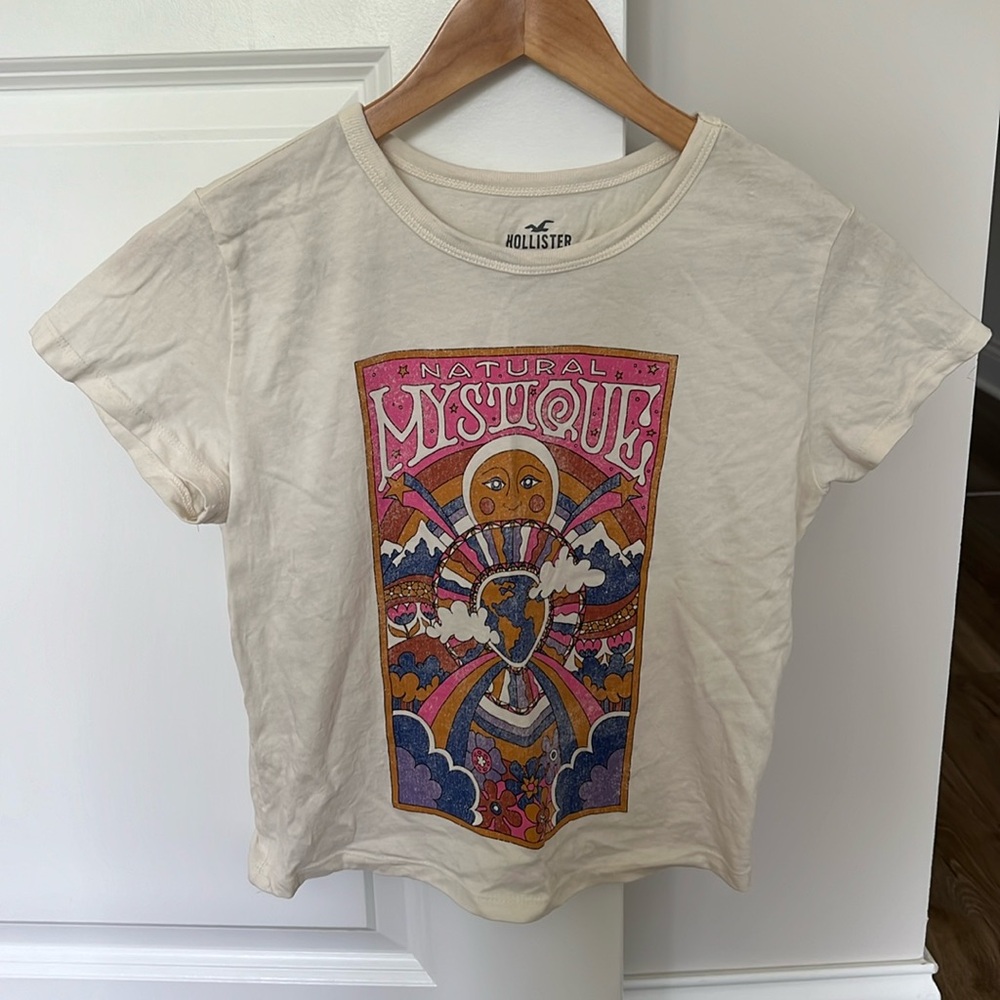Hollister Natural Mystique Baby Tee Size Small ☀️